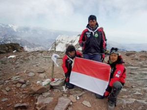 merah-putih-kembali-berkibar-di-titik-tertinggi-argentina