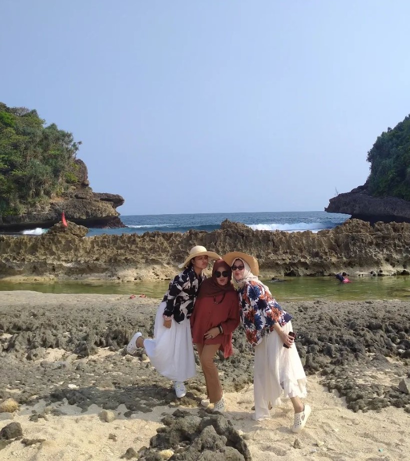 tiket masuk pantai batu bengkung